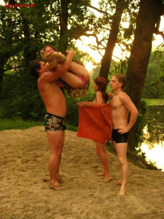 Голые свингерши веселятся на пляже с крутыми парнями 5 фотка