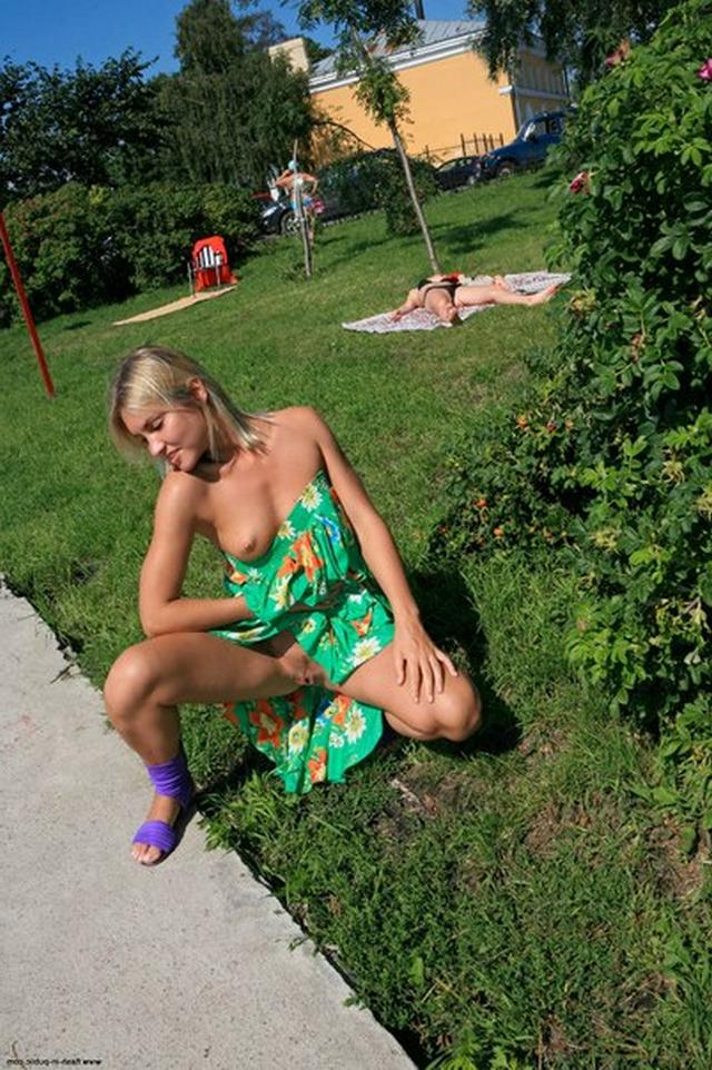 Озабоченная блондинка не любит носить трусики и показывает вагину на улице 22 фотка