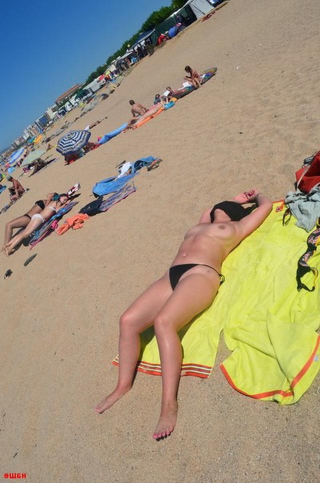 Жирная продавщица с большими сиськами отдыхает на пляже 13 фотка