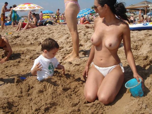 голые на пляже раздеваются