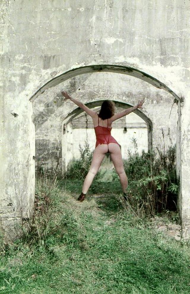 Голая молодая куртизанка оголяет свою вагину на природе 14 фотка