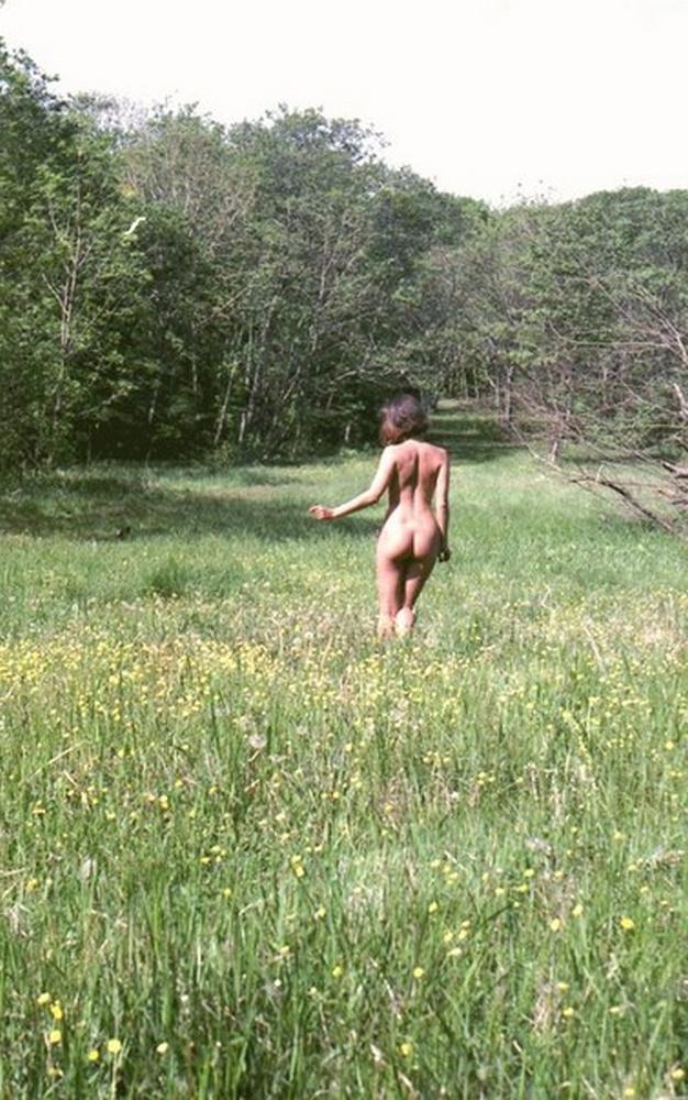 Голая молодая куртизанка оголяет свою вагину на природе 17 фотка