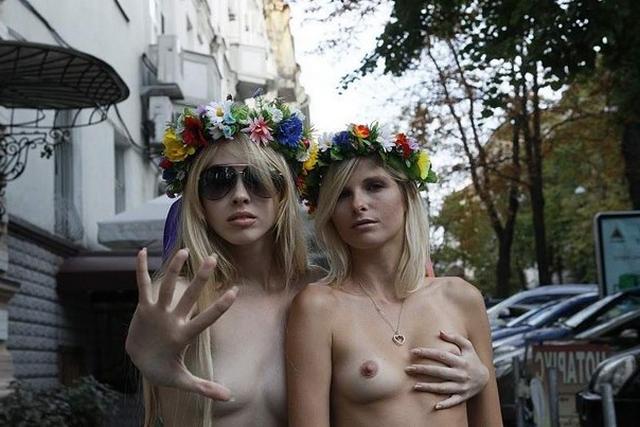 Голые активистки-блондинки Фемен на улице 3 фотка