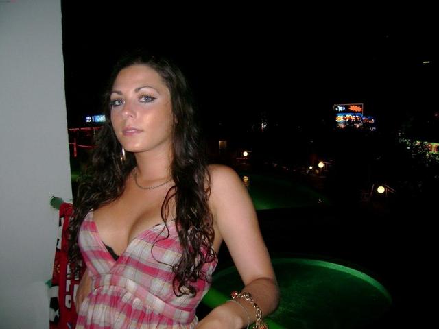 Маргарита на курорте светит своими голыми сиськами 4 фотка