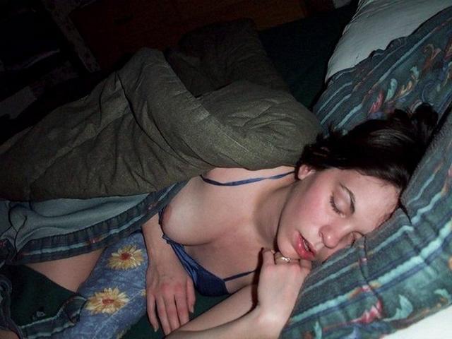 Парни любят спящих голых баб и их большие сиськи 6 фотка