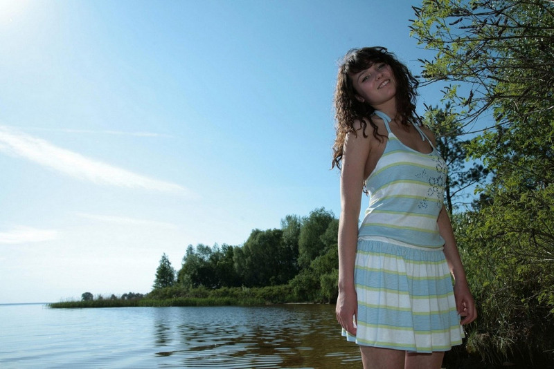 Пышногрудая красавица из России сняла платье возле лесной реки 1 фотка
