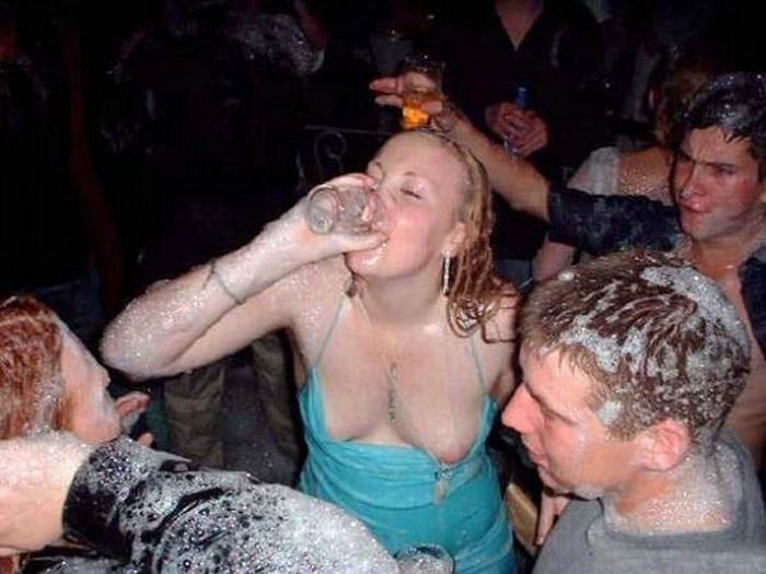 Фотограф снимает сиськи тёлок на пенной вечеринке и в душе 14 фотка