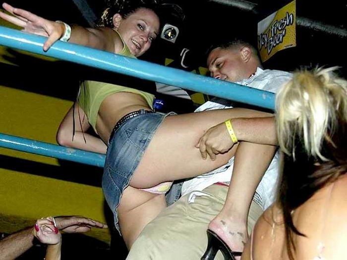 Голые девки с большими титьками веселятся на секс-вечеринке 14 фотка