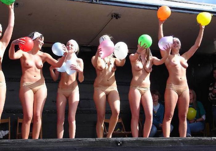 Голые девки с большими титьками веселятся на секс-вечеринке 16 фотка