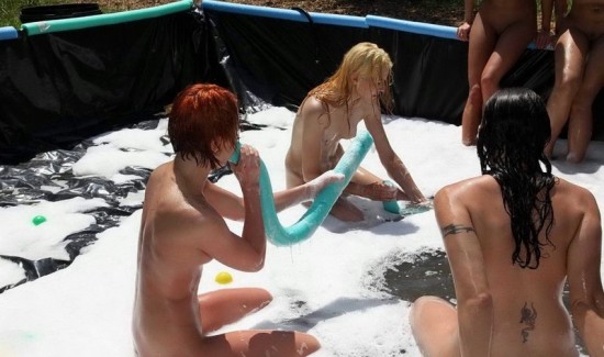 Фотограф снимает голых лесбиянок в бассейне и домашний стриптиз жены 9 фотка