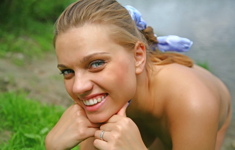 Сочная девушка позирует голышом на фоне природных пейзажей 13 фотка