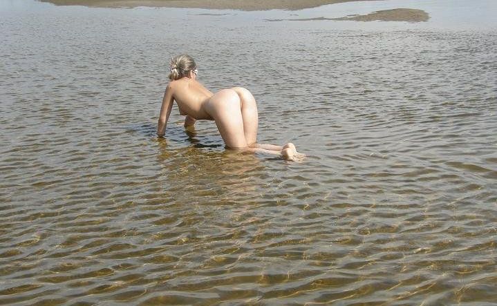 Фотограф снимает голые письки девушек на пляже 1 фотка