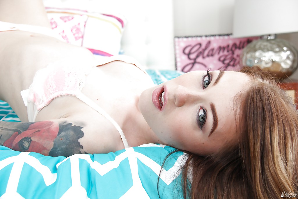 Голубоглазая девушка раздевается и показывает розовую киску на мягкой кровати 9 фотка