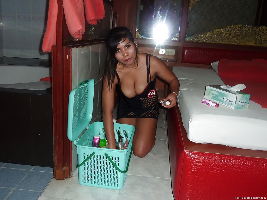 Симпатичная азиатка покупалась в ванной комнате 1 фотка