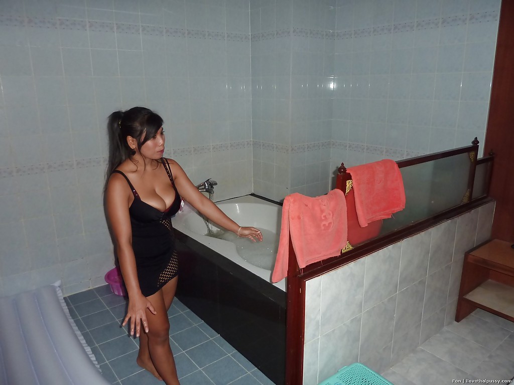 Симпатичная азиатка покупалась в ванной комнате 6 фотка