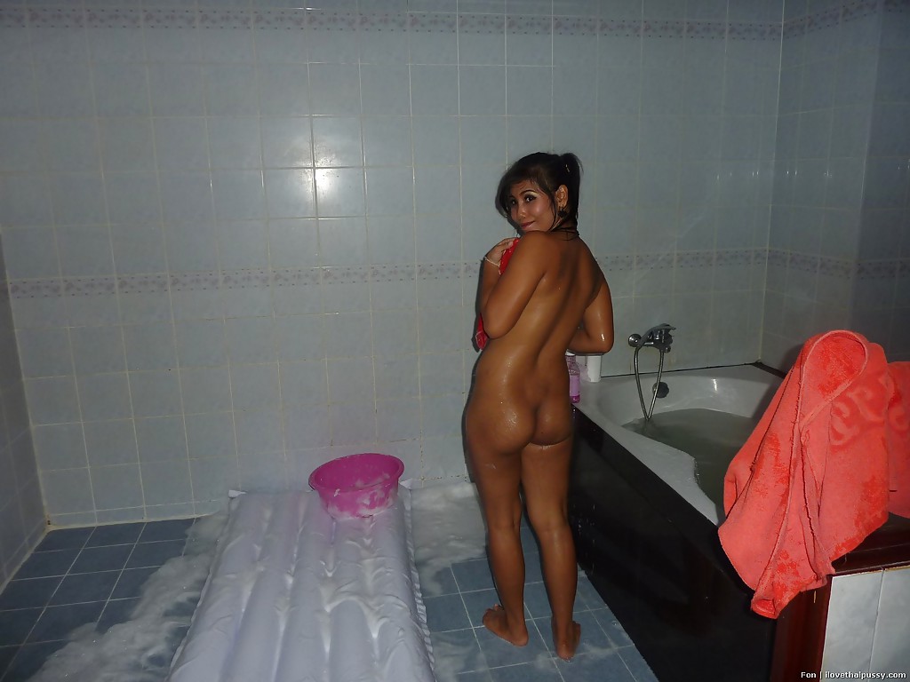 Симпатичная азиатка покупалась в ванной комнате 12 фотка