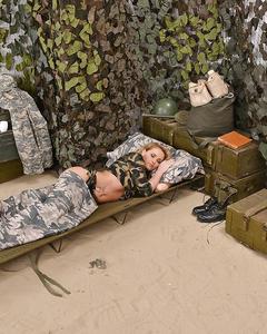 Военнослужащая мастурбирует фиолетовым самотыком в палатке
