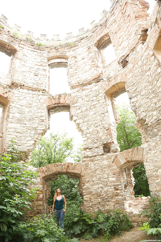 Сиськастая туристка дрочит киску на фоне старинных развалин 1 фотка