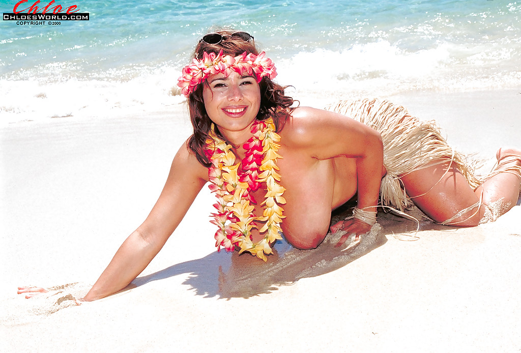 Гавайская мамка с огромной грудью загорает на пляже 11 фотка