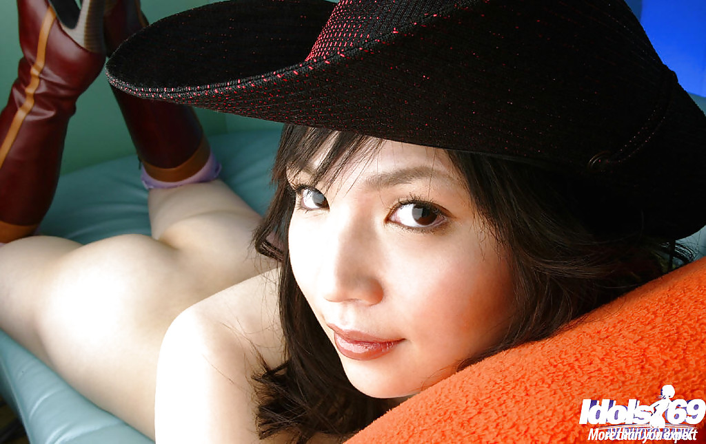 Молодой азиатке в шляпе стало скучно и она разделась в своей комнате 8 фотка