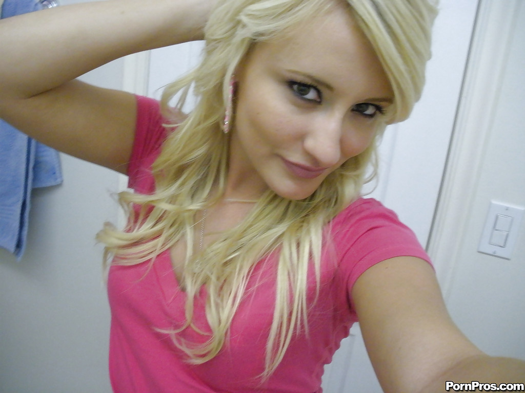 Молодая блондинка позирует голышом перед зеркалом с камерой в руке 1 фотка