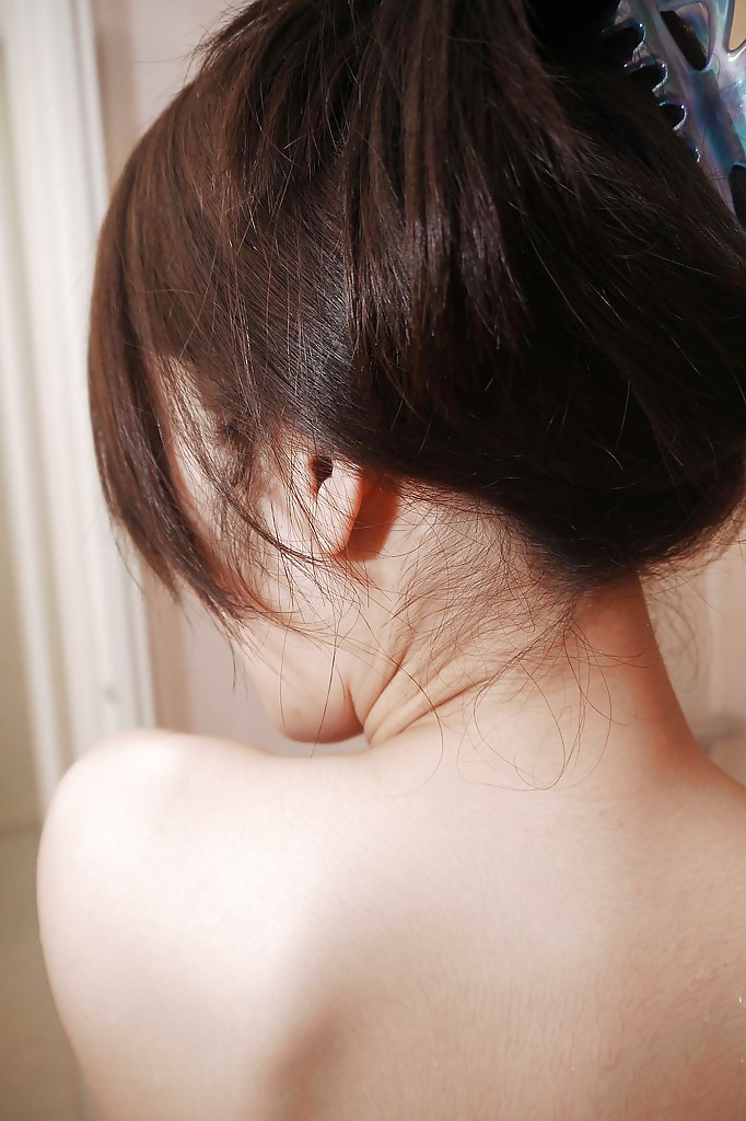 Молодая азиатка натирает киску пеной в душе 12 фотка