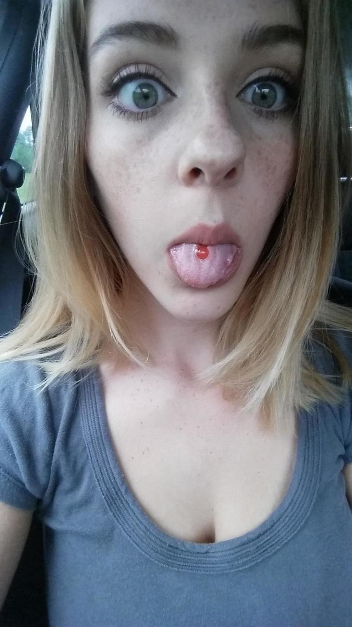 Конопатая американка берет в рот и показывает голые титьки 3 фотка