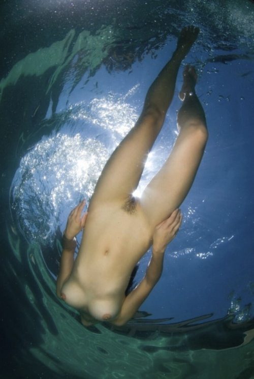Голые киски девушек в бассейне под водой 10 фотка