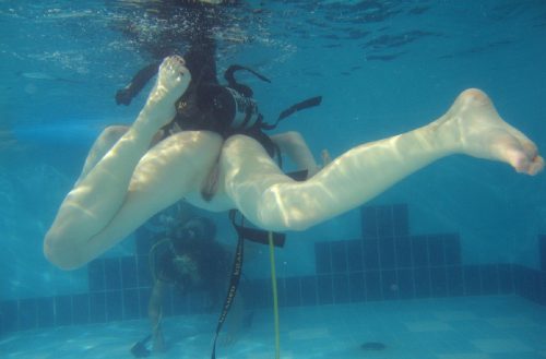 Голые киски девушек в бассейне под водой 14 фотка