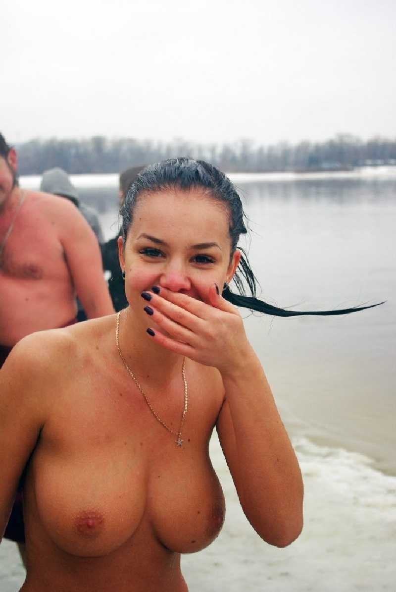 Пошлые любительницы от 18 лет красуются голыми титьками в сети 3 фотка