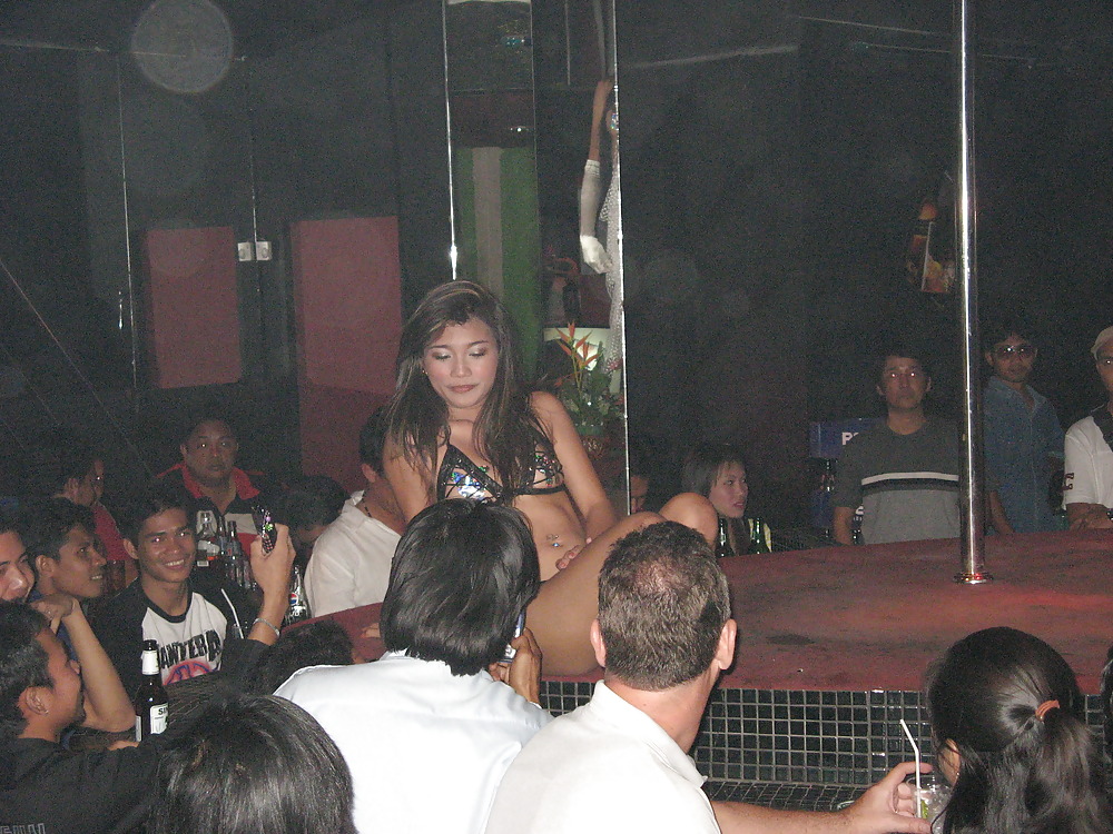 Азиатки танцуют стриптиз в эротическом белье и сапогах у шеста 4 фотка