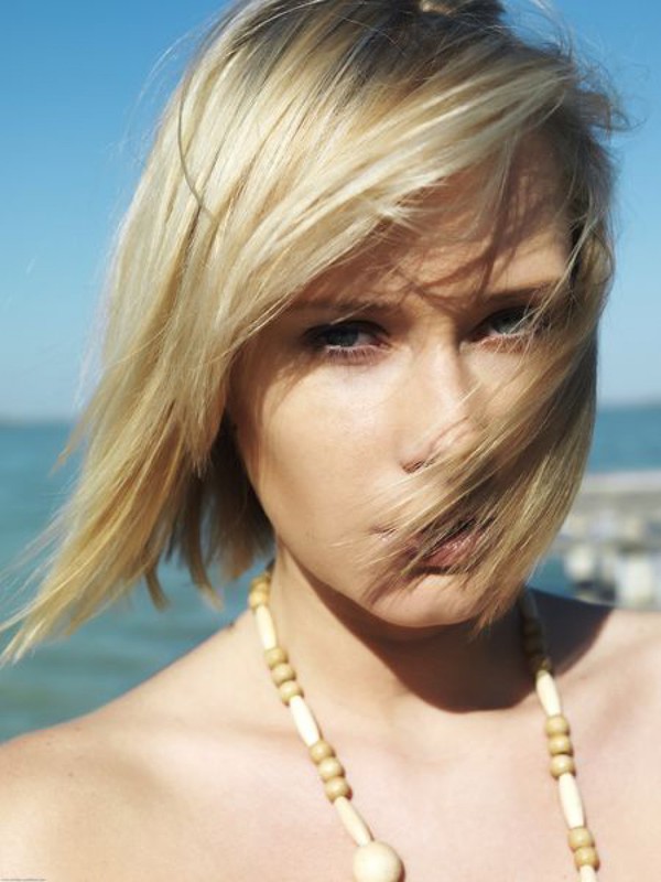 Красивая эротика со стройной блондинкой на морском побережье 10 фотка