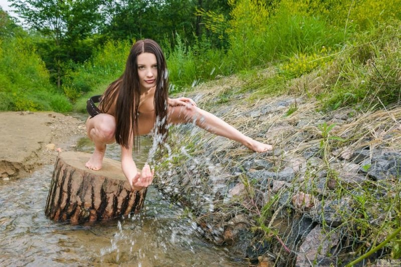 Эротика от длинноволосой модели на пеньке в деревенской речке 15 фотка