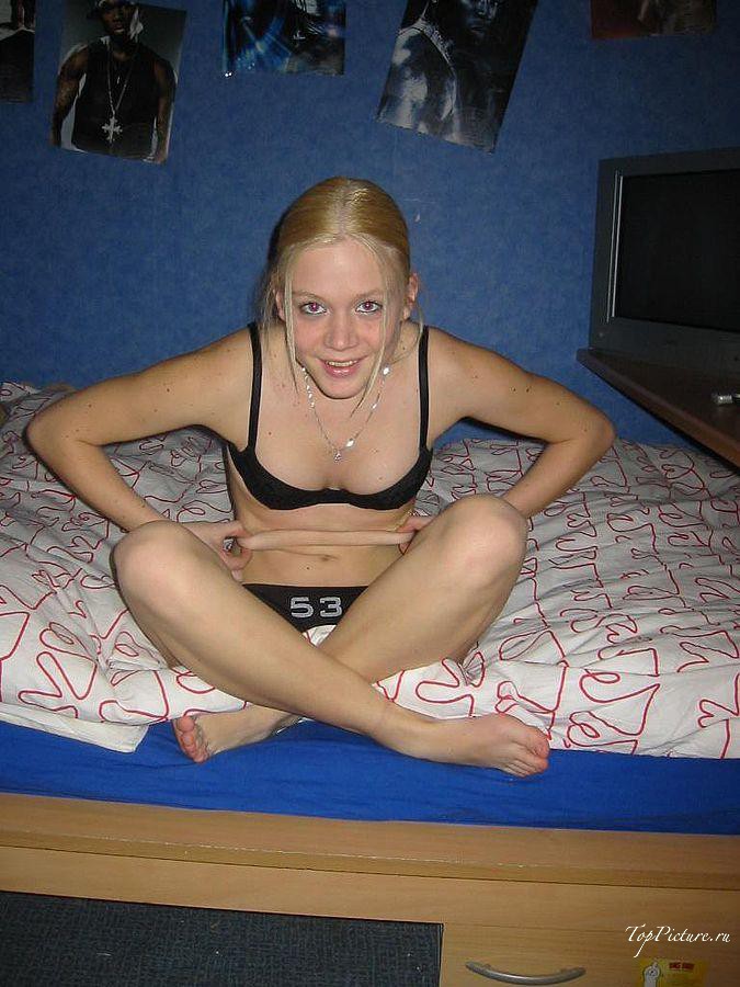 Московская студентка эротично позирует парню перед сексом 2 фотка