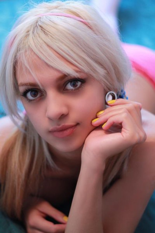 Русская блондинка позирует и мечтает о пенисе негра 7 фотка