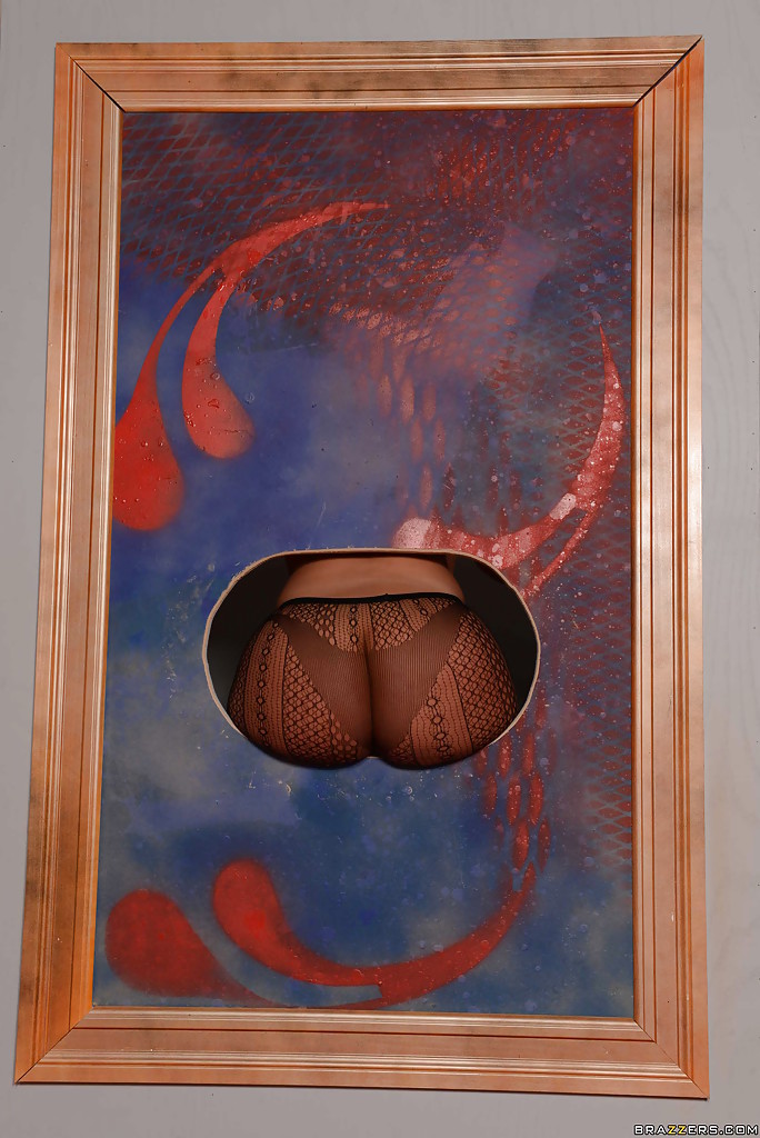 Блондинка Julie Cash голышом примеряет фон картины для своей задницы 1 фотка