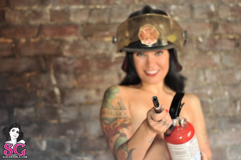 Брюнетка с татуировками снимает с себя одежду пожарного в нежилом помещении 15 фотка