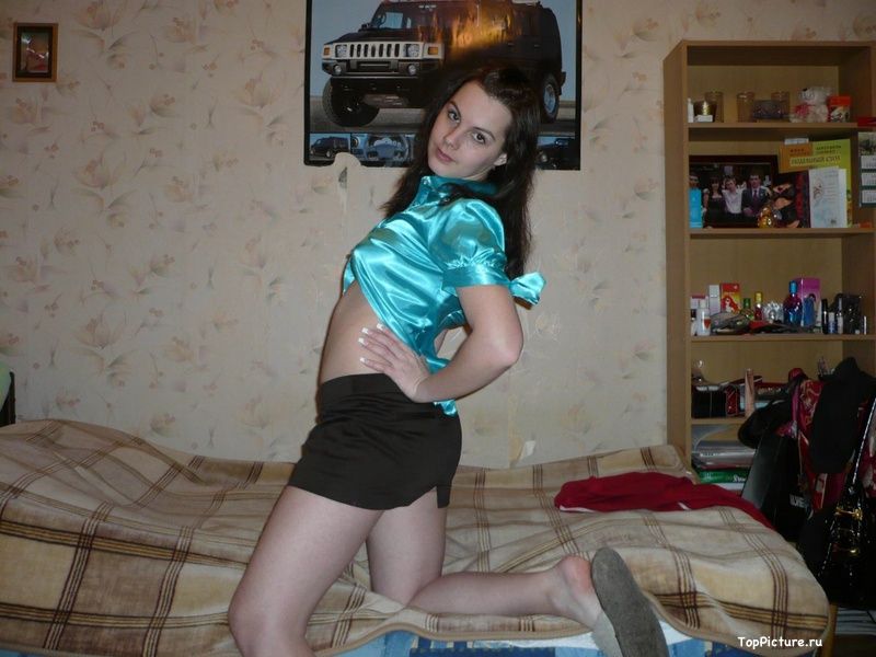 19 летняя россиянка выложили домашнее НЮ в сеть 2 фотка