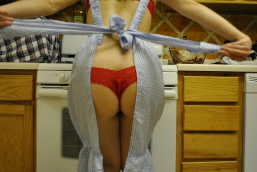 Стройная домохозяйка раздевается на кухне 6 фотка
